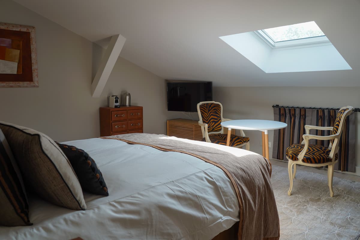 Isabelle Adjani | 1 bedroom, Egyptian cotton sheets, premium bedding, down duvets