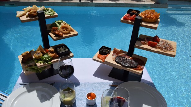 A poolside dining setup with various food items and drinks. - LA VILLA (Terraube)