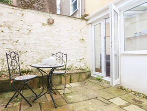 Outdoor dining - Grants Cottage (Dartmouth)
