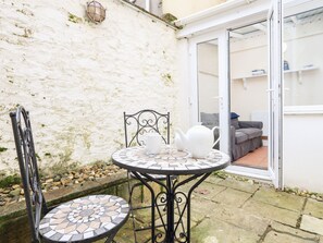 Outdoor dining - Grants Cottage (Dartmouth)