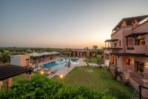 Sisäuima-allas, ulkouima-allas