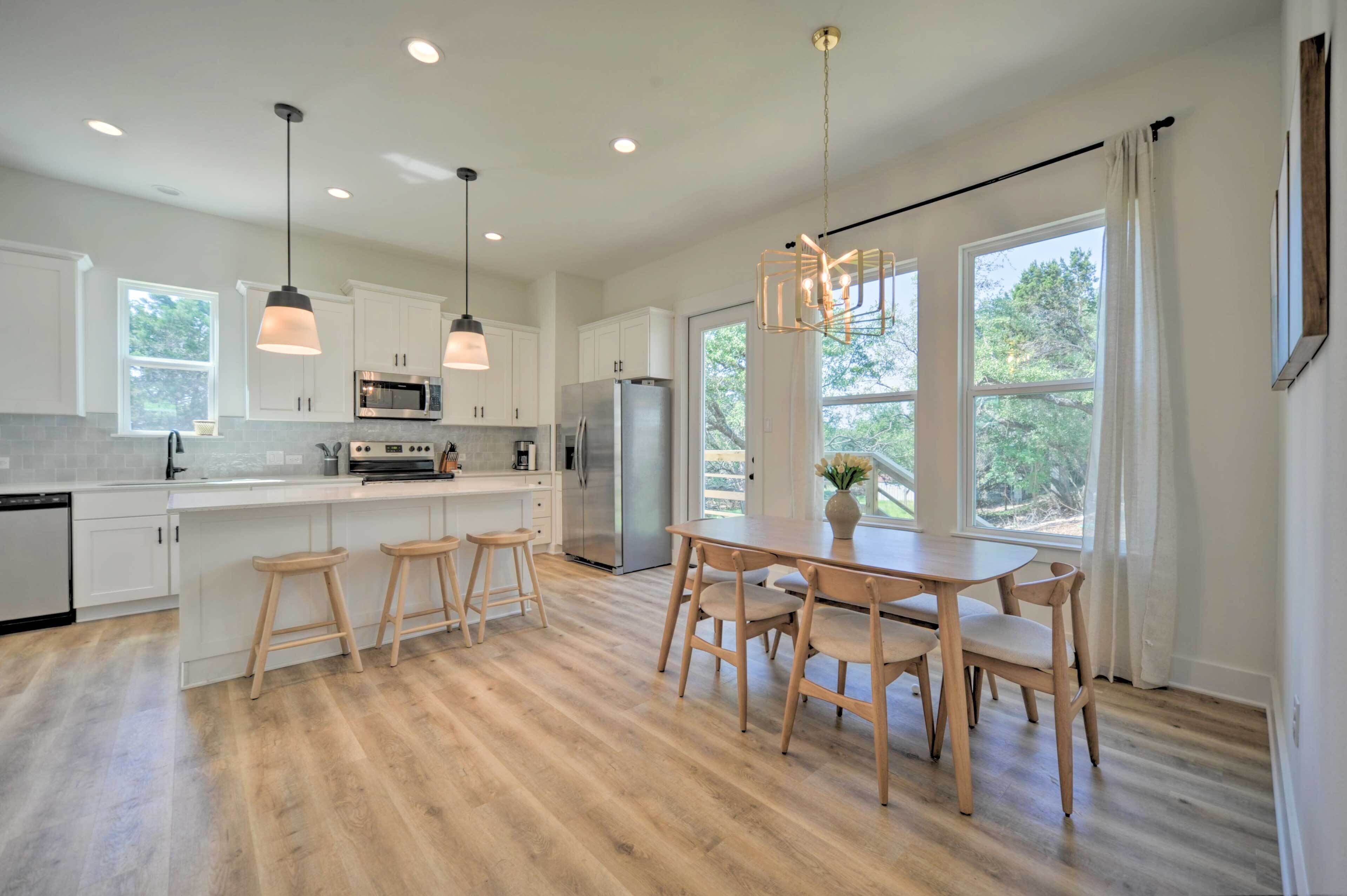 Fridge, microwave, stovetop, dishwasher