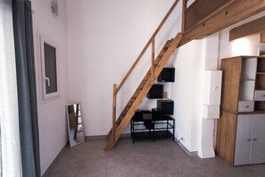 Interior - Small recent house with wooded garden (Les Angles)