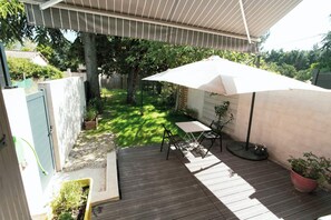 Outdoor dining - Small recent house with wooded garden (Les Angles)