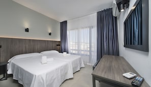 Habitación económica con 2 camas individuales | Escritorio, espacio para trabajar con un portátil, wifi gratis