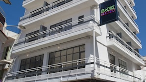 Un hôtel à plusieurs étages, reconnaissable à son grand panneau indiquant « BASE HOTEL ».