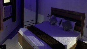 Un dormitorio con cama, armario y ventilador de techo.