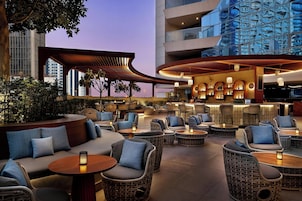 3 bars/lounges