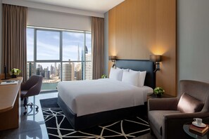 Dundyner, safe på rommet, skrivebord og blendingsgardiner