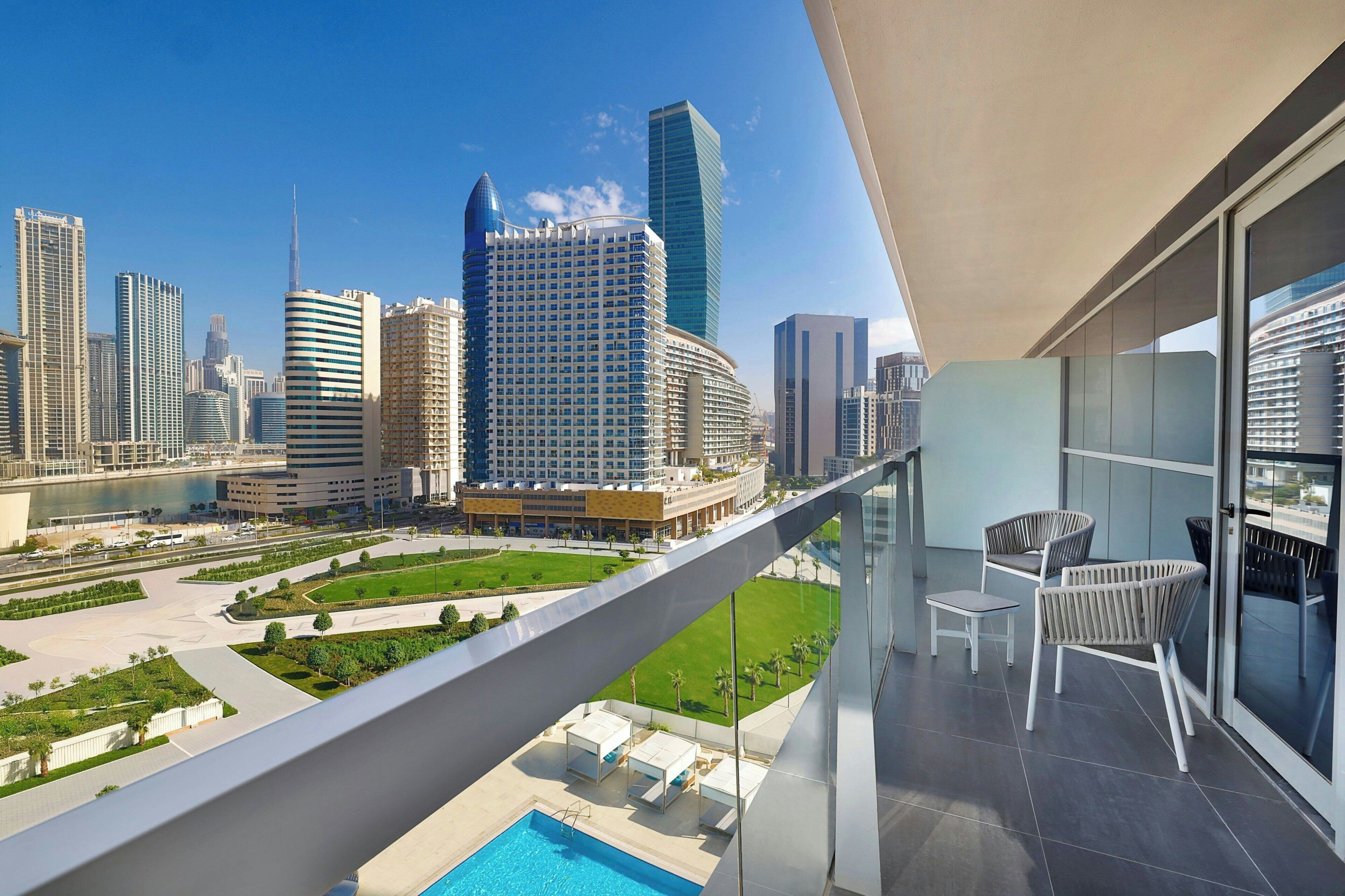 Premier-værelse - 1 kingsize-seng - udsigt til pool | Dundyner, pengeskab på værelset, skrivebord, mørklægningsgardiner