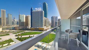 Premier-værelse - 1 kingsize-seng - udsigt til pool | Dundyner, pengeskab på værelset, skrivebord, mørklægningsgardiner