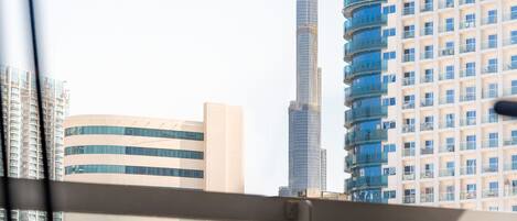 Vista de un paisaje urbano con edificios modernos, incluyendo un rascacielos destacado.