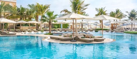 Piscine extérieure, chaises longues