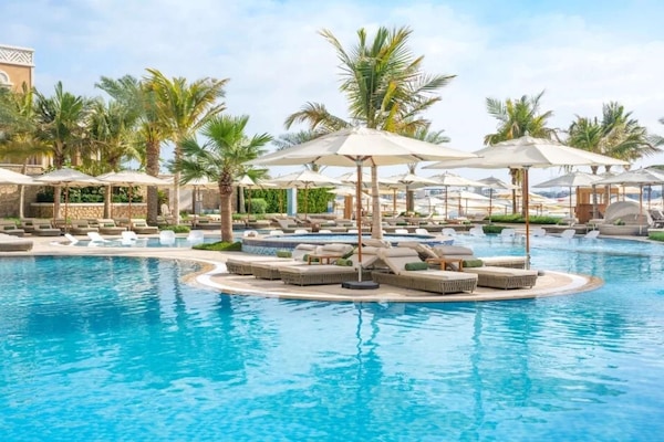 حمّام سباحة خارجي، مفتوح من 7:00 صباحًا إلى 9:00 مساءً، مقاعد للتشمس