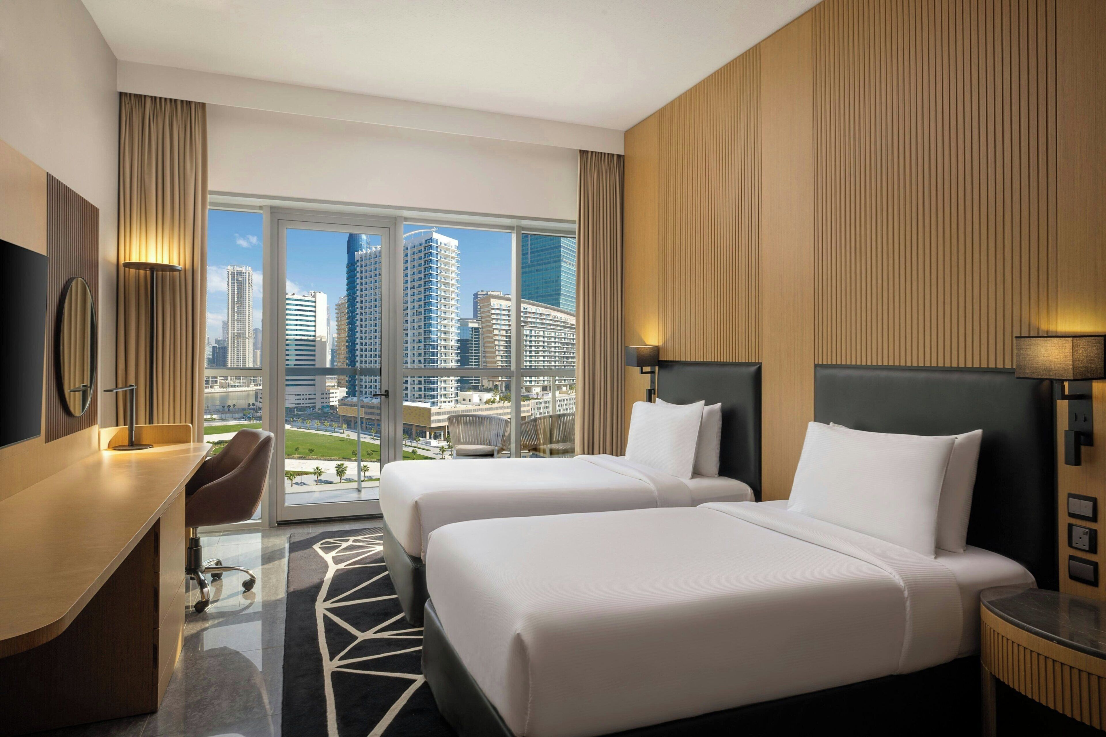 Kamar Deluks, 2 Tempat Tidur Twin, balkon, pemandangan kota | Selimut bulu angsa, brankas, meja kerja, dan tirai kedap cahaya