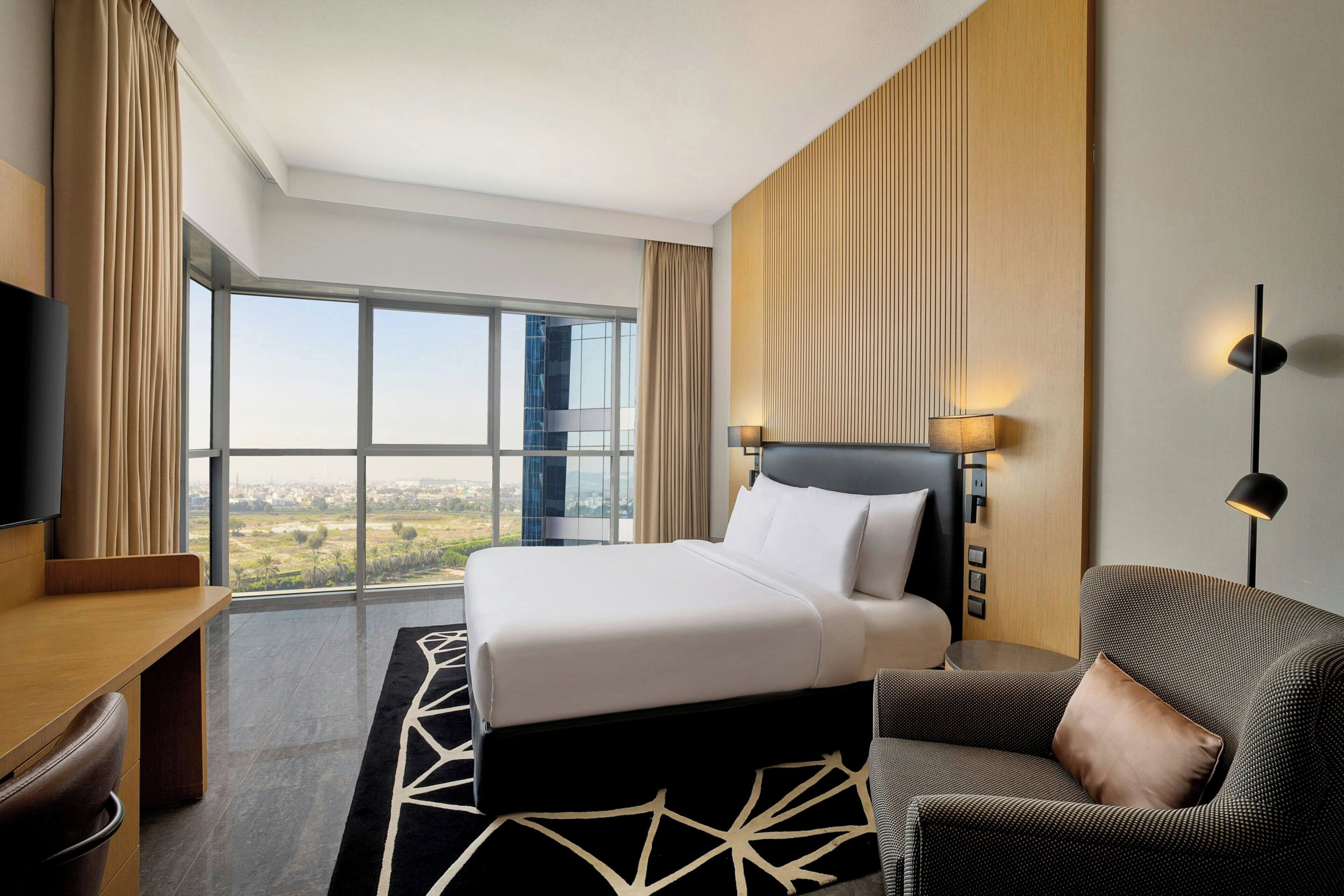 Kamar Deluks, 1 Tempat Tidur King, pemandangan kota | Selimut bulu angsa, brankas, meja kerja, dan tirai kedap cahaya