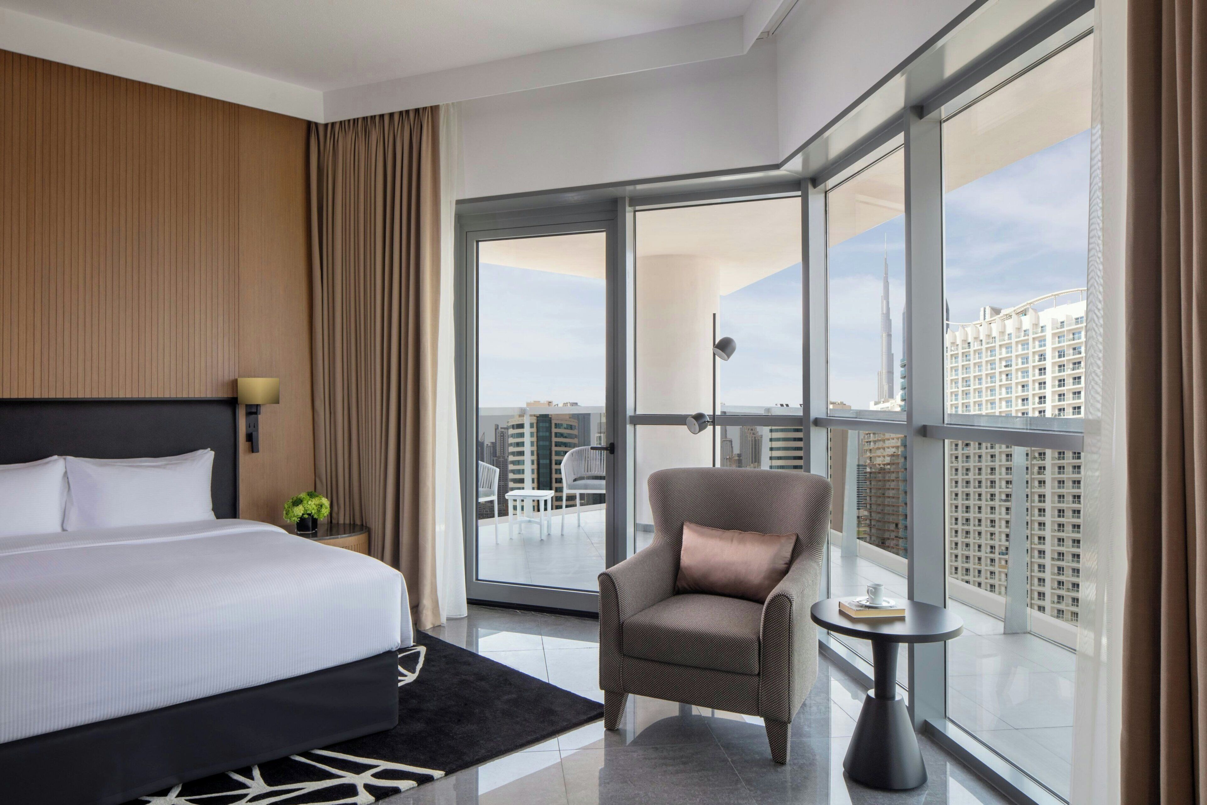 Suite Eksekutif, 1 kamar tidur, balkon | Selimut bulu angsa, brankas, meja kerja, dan tirai kedap cahaya