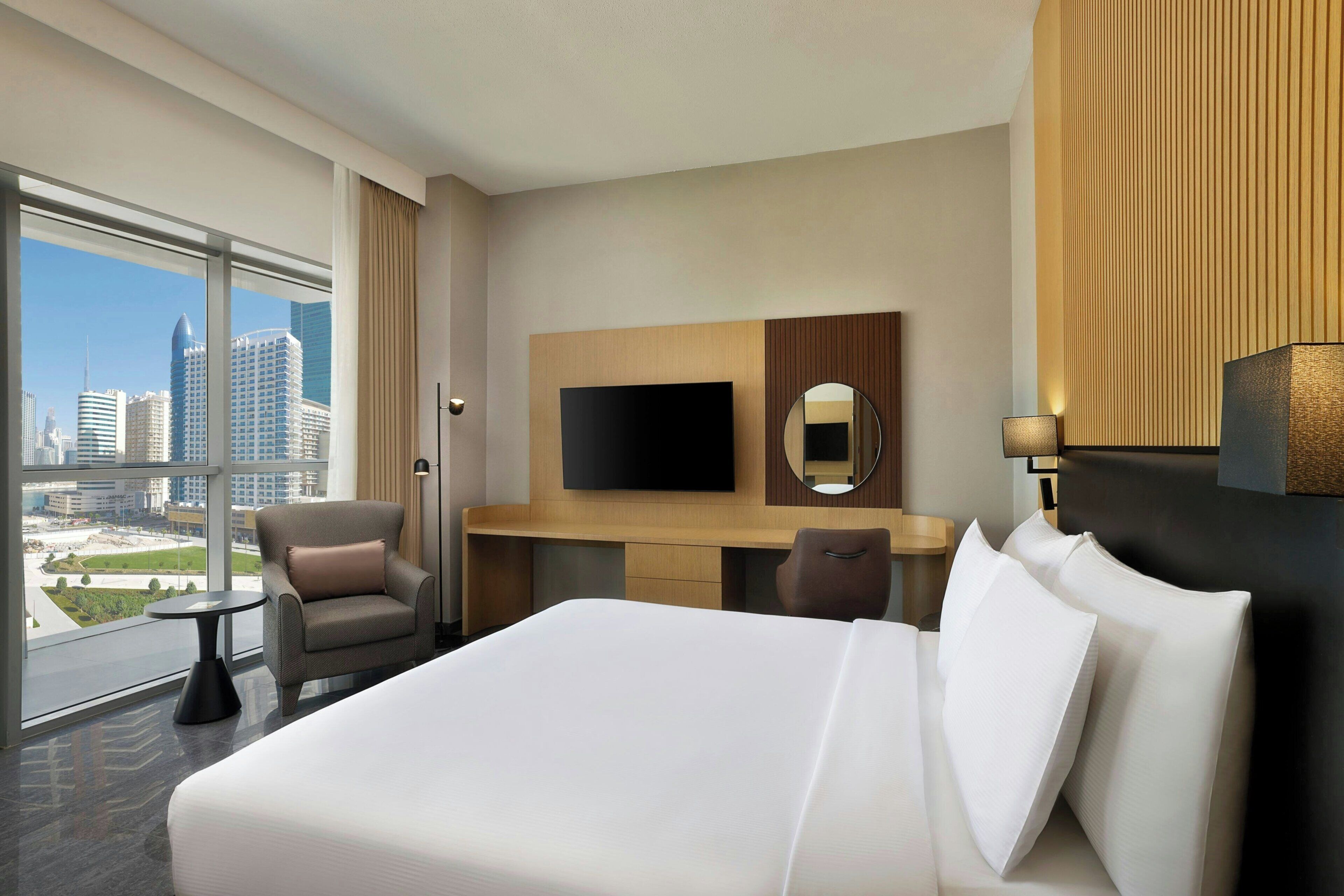 Kamar Premier, 1 Tempat Tidur King, pemandangan kolam renang | Selimut bulu angsa, brankas, meja kerja, dan tirai kedap cahaya