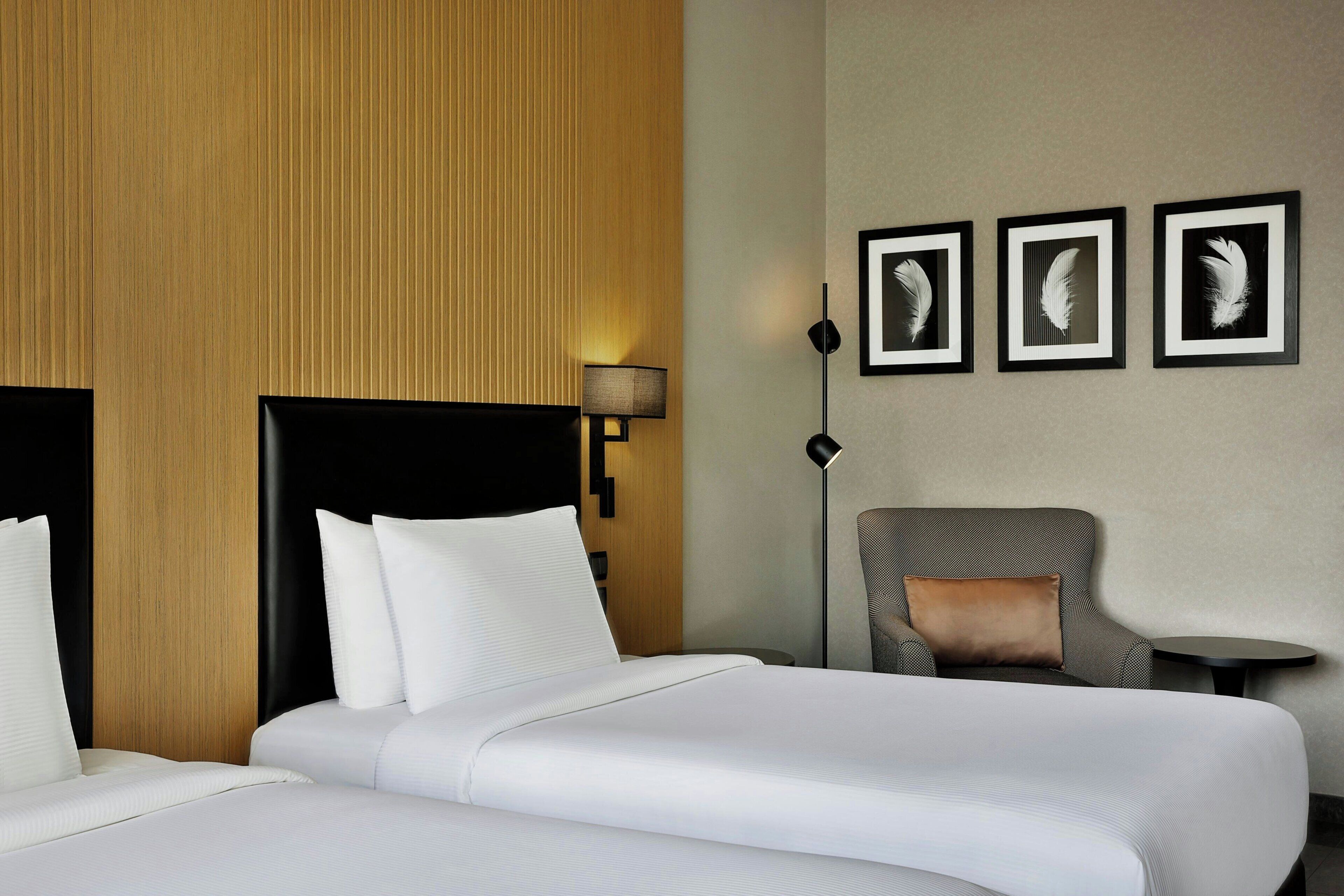 Selimut bulu angsa, brankas, meja kerja, dan tirai kedap cahaya