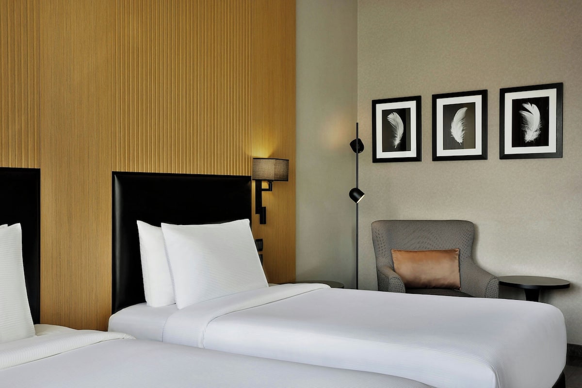 Down duvets, in-room safe, desk, blackout curtains