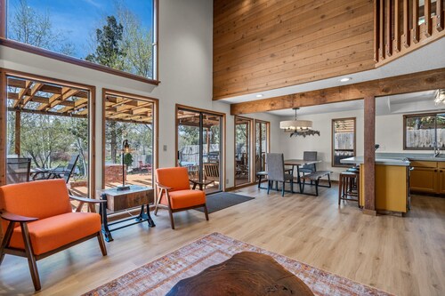 Hot Tub ~ Riverfront ~ Dog Friendly ~ Solo Stove ~ EV Charger ~ Sauna!