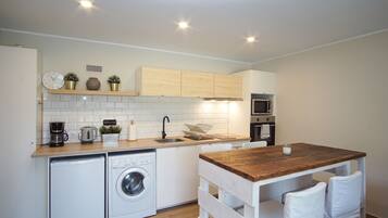 Een koelkast, een magnetron, een oven, een kookplaat