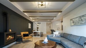 Una sala de estar moderna con chimenea, un sofá, una mesa de centro y un comedor.