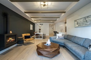 Smart TV, fireplace, stereo