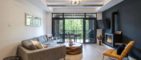 Smart-tv, een open haard en een stereo