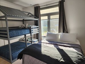 2 soverom, strykejern/-brett, reiseseng for barn og wi-fi (inkludert)