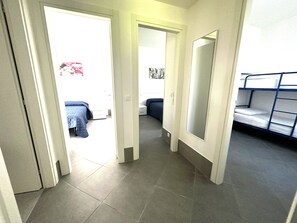 3 chambres, coffres-forts dans les chambres, draps fournis