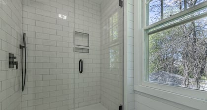New Remodel in St. Charles - Sleeps 10! New patio! Large Fenced-in backyard!