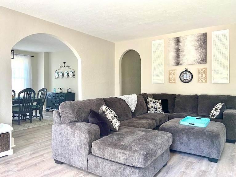 New Remodel In St. Charles - Sleeps 10! New Patio! Large Fenced-in Backyard! - Chesterfield, MO