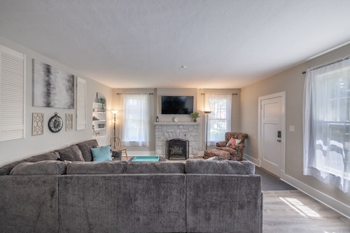 New Remodel in St. Charles - Sleeps 10! New patio! Large Fenced-in backyard!