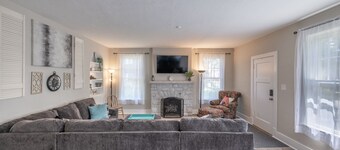 New Remodel in St. Charles - Sleeps 10! New patio! Large Fenced-in backyard!