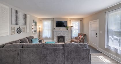 New Remodel in St. Charles - Sleeps 10! New patio! Large Fenced-in backyard!