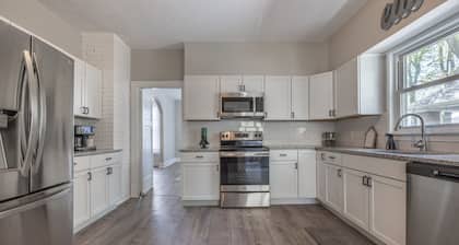 New Remodel in St. Charles - Sleeps 10! New patio! Large Fenced-in backyard!