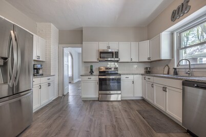 New Remodel in St. Charles - Sleeps 10! New patio! Large Fenced-in backyard!