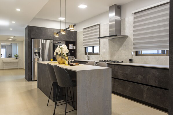 Fridge, oven, stovetop, dishwasher