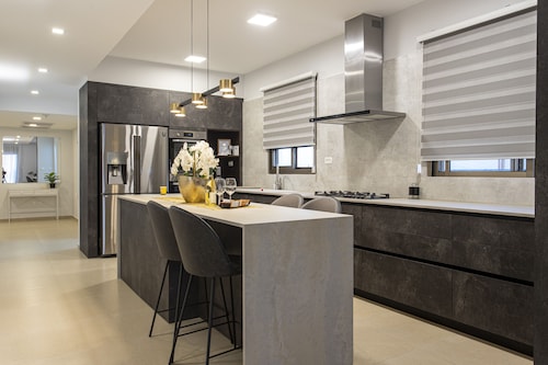 Spectacular Penthouse with Huge Front & Rear Rooftops.