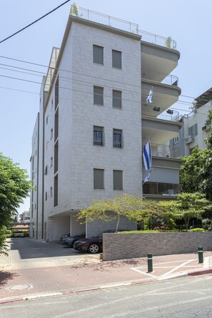 Exterior - Spectacular Penthouse with Huge Front & Rear Rooftops. (Rehovot)