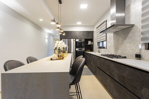 Fridge, oven, stovetop, dishwasher