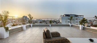 Spectacular Penthouse with Huge Front & Rear Rooftops.