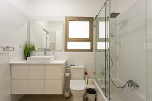 Bathtub, towels, soap, shampoo - Spectacular Penthouse with Huge Front & Rear Rooftops. (Rehovot)