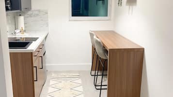 Kjøleskap, mikrobølgeovn, kokeplater og kaffetrakter/tekoker