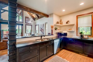 Fridge, microwave, oven, stovetop - Storybook Cottage at Eagles Nest-hot tub-fireplace in Primary bedroom, Summer Concerts (Banner Elk)