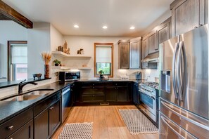 Refrigerador, microondas, horno, placa de cocina