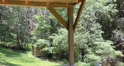 CABIN W/PRIVATE HOT TUB, MINS TO SNOWSHOE-RESORT,BIKING,HIKING,MOTORCYCLE RIDING