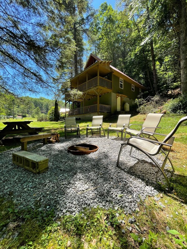 Property grounds - CABIN W/PRIVATE HOT TUB, MINS TO SNOWSHOE-RESORT,BIKING,HIKING,MOTORCYCLE RIDING (Dunmore)