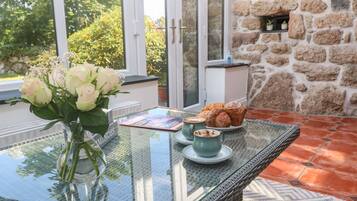 Dishwasher, cookware/dishes/utensils